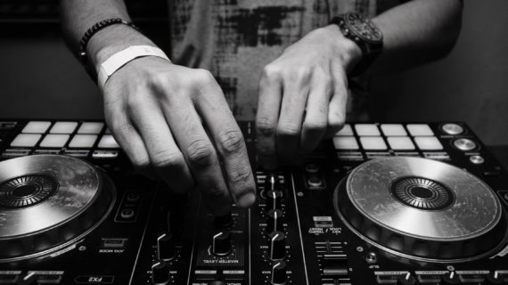 Contratar DJ profesional
