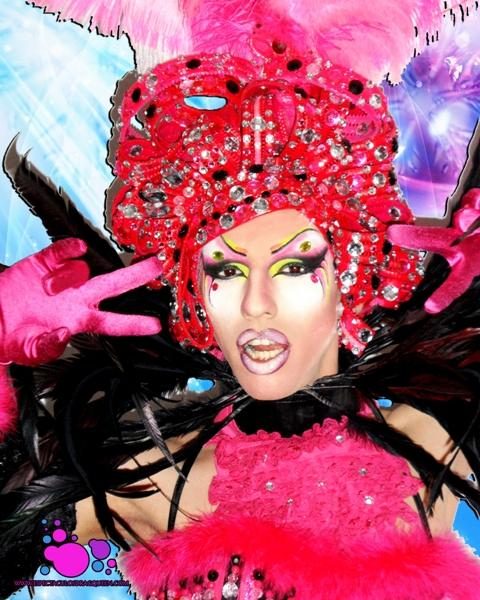 Drag queen actuando en una despedida en Santander