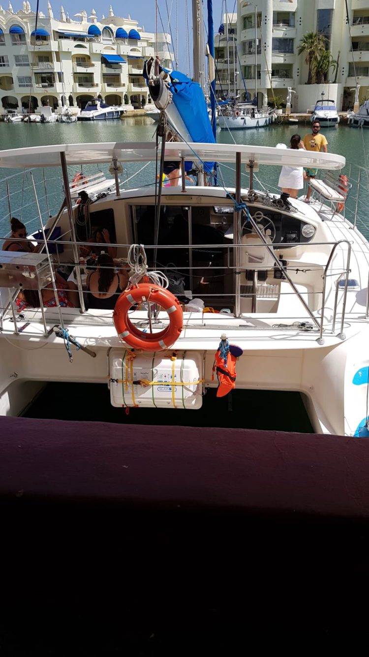 Barco en Puerto Benalmadena Catamaran