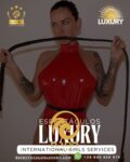 Stripper en Barcelona para Cumpleaños con show con traje rojo vinilo y fusta
