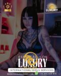Stripper con tatuajes en Valencia ofreciendo un show erótico para eventos privados