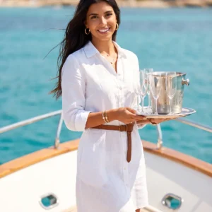 Hostess Marbella – con bandeja de champán en proa de yate de lujo