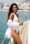 Nala, hostess en Marbella en cubierta de yate de lujo en Puerto Banús | Espectáculos Luxury